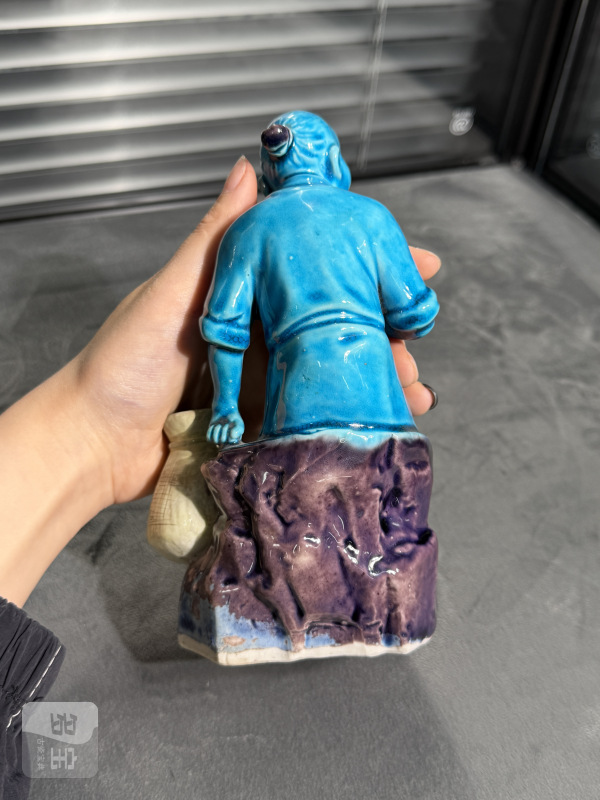 清晚期孔雀蓝釉加茄皮紫釉渔夫塑像 - 图5